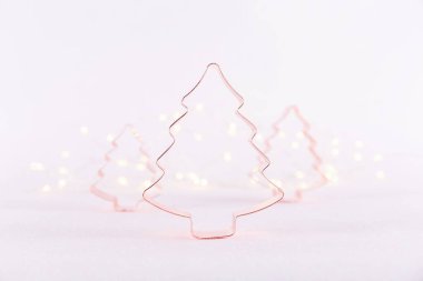 Noel Ağacı Bakır Kurabiye Kesiciler beyaz ışıltılı arka planda Bokeh ışıkları ile. Noel tatili ve yeni yıl geçmişi