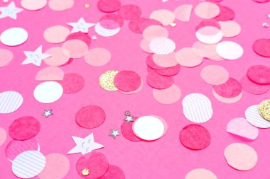 Pembe, altın ve beyaz konfeti koyu pembe arka planda, bayram kutlamaları arka planında