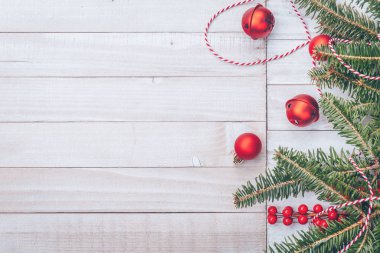 Rustik ahşap arka plan üzerinde Noel ağacı ile Kırmızı tatil çanları