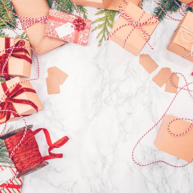 Beyaz mermer arka plan üzerinde Noel hediyeleri ve kurdeleler