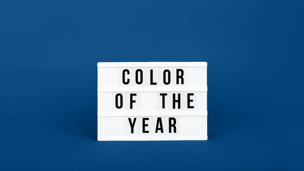 Ретро Lightbox с цветом года формулировки на модном твердом синем фоне в баннерном формате — стоковое фото