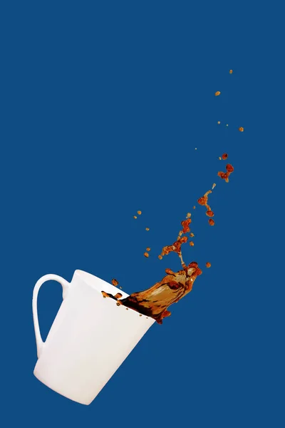 Taza de café levitante con salpicaduras. Concepto de café. Tendencia artística mínima. Fondo azul clásico sólido — Foto de Stock