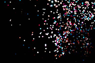 Parlak renkli bokeh ışıklarıyla siyah arka plan. Tatil, Noel ve Yeni Yıl geçmişi. Herhangi bir tasarım için ideal