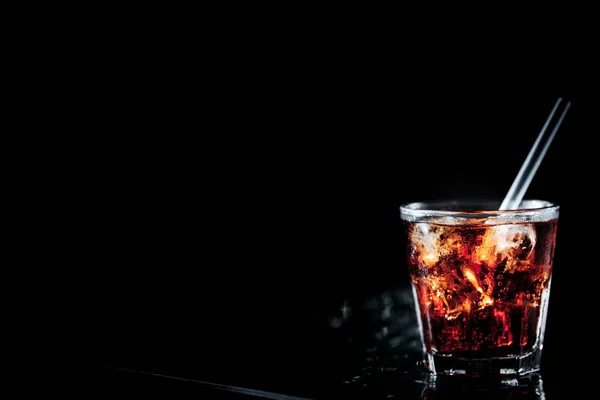 Cuba libre cocktail bij de bar stand. Zwarte achtergrond met plaats voor tekst — Stockfoto