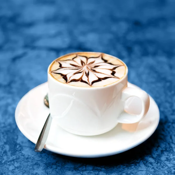 Cappuccino copo no fundo de mármore, tonificado em azul — Fotografia de Stock