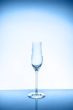 Açık arkaplanda mavi tonlu liqueur cam