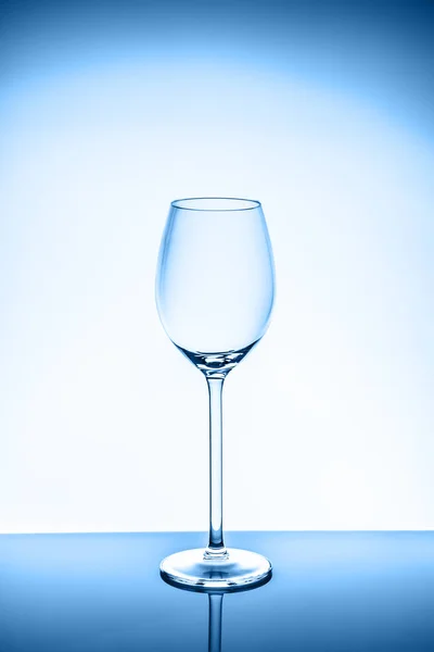 Wineglass στο φως φόντο τονισμένο σε μπλε — Φωτογραφία Αρχείου