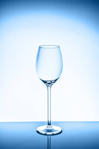 Wineglass на светлом фоне, окрашенном в синий цвет
