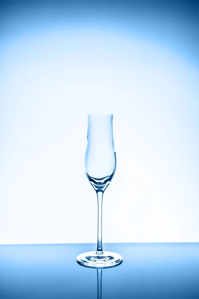 파란색으로 칠 해진밝은 배경에 있는 리큐어 잔 — 스톡 사진