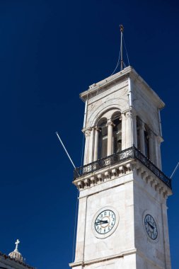 Güneşli bir günde açık mavi gökyüzü ile Yunanistan 'ın Hydra Adası' nda saatli çan kulesi