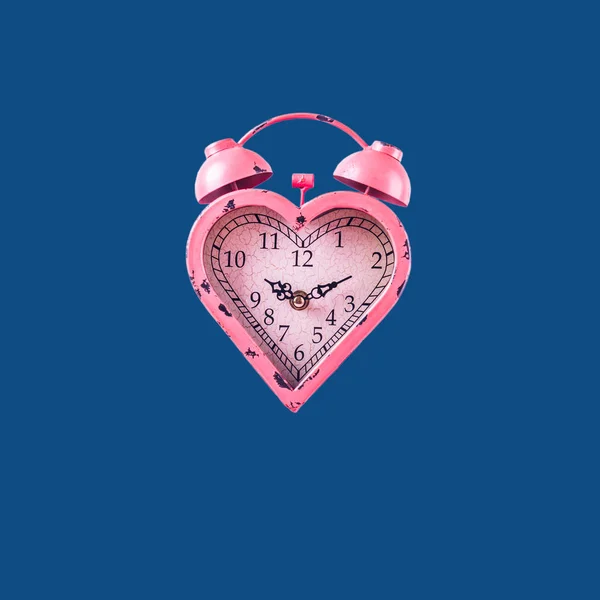 Reloj rosa en forma de corazón sobre fondo azul clásico. Día de San Valentín y amor infitity y concepto de duración — Foto de Stock