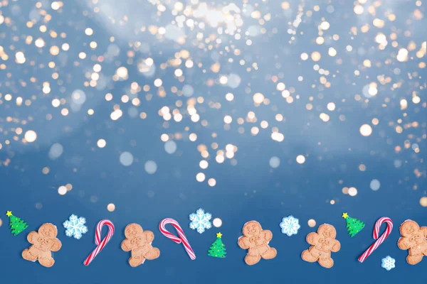 Navidad dulce trata patrón de fondo en azul clásico. Plano concepto de vacaciones laico — Foto de Stock