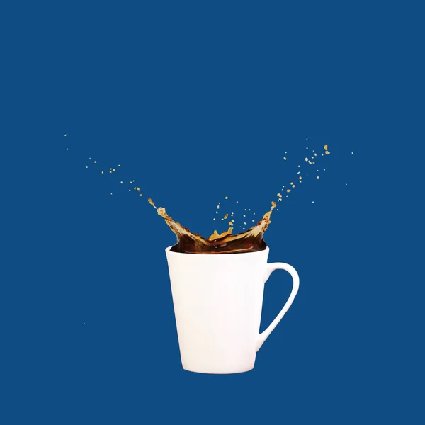Taza de café levitante con salpicaduras sobre fondo azul clásico sólido. Concepto de café. Tendencia artística mínima . — Foto de Stock