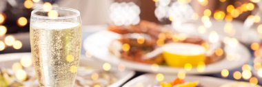 İtalyan mutfağı. Bir bardak Prosecco ve çeşitli deniz ürünleri ve bayram pastası.
