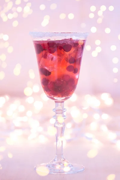 Glass of champagne and cranberry cocktail. Close up with gentle festive holiday bokeh — Stock Photo, Image