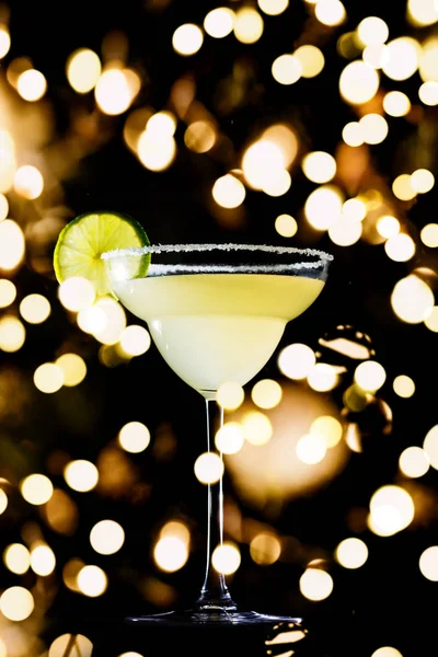 Classic daiquiri on the dark background. Luxury craft drink concept with festive holiday bokeh — Stock Photo, Image