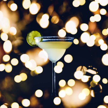 Esmer arka planda klasik daiquiri kokteyli. Şenlikli tatil saçmalığıyla lüks içki konsepti