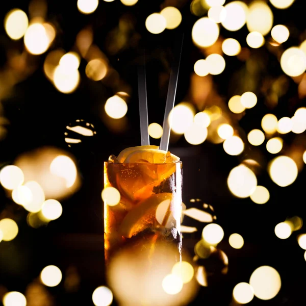 Cocktail Cuba libre in un bicchiere alto con luci festive bokeh — Foto Stock