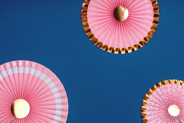 Pink and golden paper fans on classic blue — Stock Photo, Image