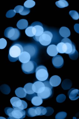Klasik mavi Bokeh ışıklarıyla siyah arka plan. Tatil, Noel ve Yeni Yıl geçmişi