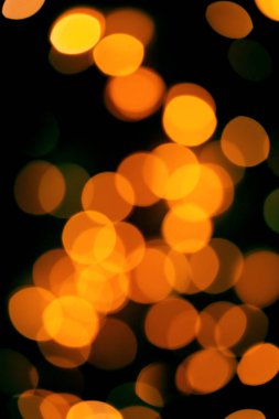 Siyah arka plan ve parlak, sıcak bokeh ışıkları. Tatil, Noel ve Yeni Yıl geçmişi. Herhangi bir tasarım için ideal
