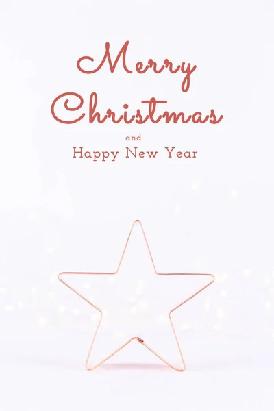 Star Copper süti vágó fehér csillogó háttér bokeh fények. Ünnepi karácsonyi és újévi háttér szezonális üdvözlet — Stock Fotó