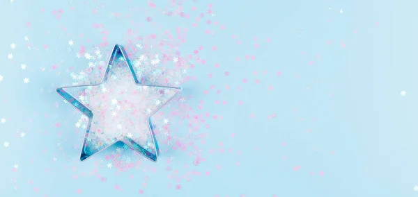 用星形饼干切割机和雪花洒落在蓝色背景上的平面。 节日、圣诞节和新年的概念。 温馨温馨的家庭细节 — 图库照片