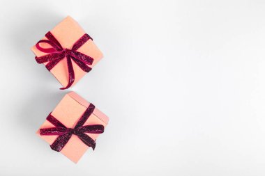 Koyu kırmızı kurdeleli el işi kutular. Tatil, Noel, Yeni Yıl ve Sevgililer Günü çevre dostu paket konsepti. Moda minimalist düz dizayn arkaplanı