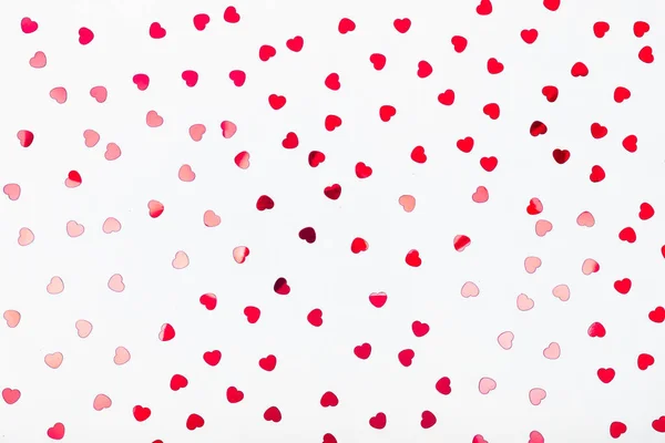 Szare tło z czerwonym brokatowym konfetti serca. Koncepcja Walentynek. Modny minimalistyczny płaski układ tła — Zdjęcie stockowe