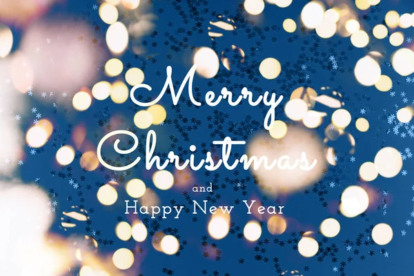 Hópihe fröccsenés a kék háttér. Ünnepi, karácsonyi és újévi koncepció szezonális üdvözletekkel és ünnepi bokeh fényekkel — Stock Fotó