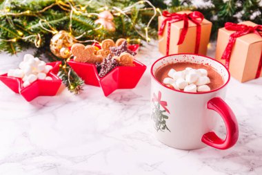 Marşmelovlu sıcak çikolata ve arka planda Xmas kurabiyeleri. Noel tatili kavramı