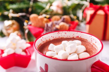 Marşmelovlu sıcak çikolata ve arka planda Xmas kurabiyeleri. Noel tatili kavramı