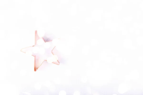 Flatlay με αστέρι κόφτη cookie χαλκού σε λευκό αφρώδη φόντο. Διακοπές, Χριστούγεννα και Πρωτοχρονιά έννοια. Άνετο homey λεπτομέρειες με εορταστική bokeh φώτα — Φωτογραφία Αρχείου