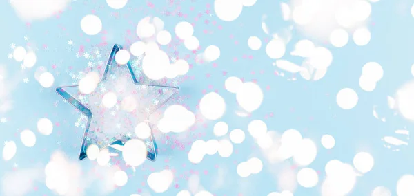 Flatlay με αστέρι κόφτη μπισκότων και νιφάδες χιονιού ψεκάζει σε μπλε φόντο. Διακοπές, Χριστούγεννα και Πρωτοχρονιά έννοια. Άνετο homey λεπτομέρειες με εορταστική bokeh φώτα — Φωτογραφία Αρχείου