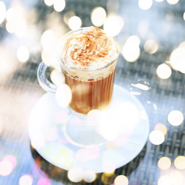 Ierse koffie in een buitenbar. Concept van St Patrick vakantie. Vakantie achtergrond met feestelijke bokeh lichten — Stockfoto