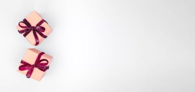 Koyu kırmızı kurdeleli el işi kutular. Tatil, Noel, Yeni Yıl ve Sevgililer Günü çevre dostu paket konsepti. Moda minimalist düz dizayn arkaplanı