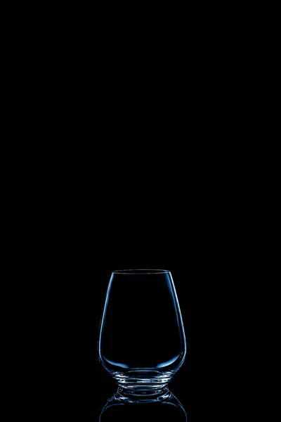 Nowoczesna woda lub kieliszek wina stonowane w klasycznym niebieskim na ciemnym tle — Zdjęcie stockowe