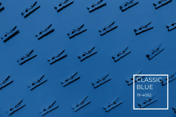 Пластырь с синими нашивками на классическом синем фоне с цветовым бирком — стоковое фото