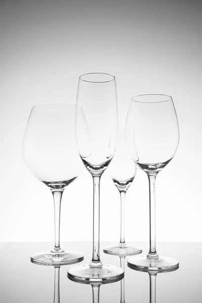 Glasauswahl mit Wein, Champagner und Likörgläsern — Stockfoto