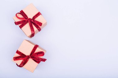 Kırmızı kurdeleli el işi kutular. Tatil, Noel, Yeni Yıl ve Sevgililer Günü çevre dostu paket konsepti. Moda minimalist düz dizayn arkaplanı