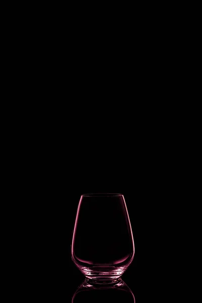 Água moderna ou copo de vinho no fundo escuro — Fotografia de Stock