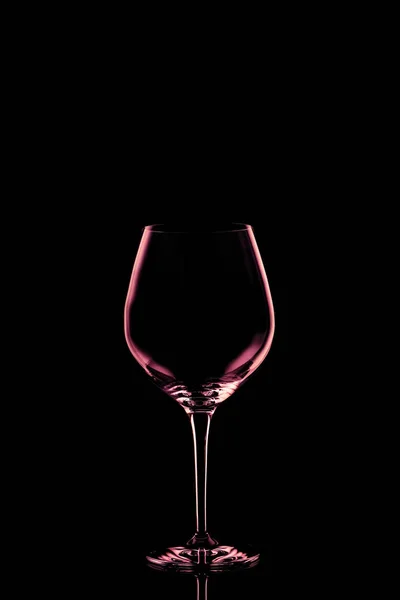 Красный бокал вина на темном фоне — стоковое фото