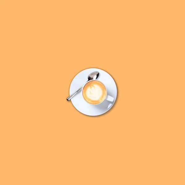 Taza de café sobre fondo naranja pálido sólido. Imagen monocromática brillante en diseño minimalista — Foto de Stock