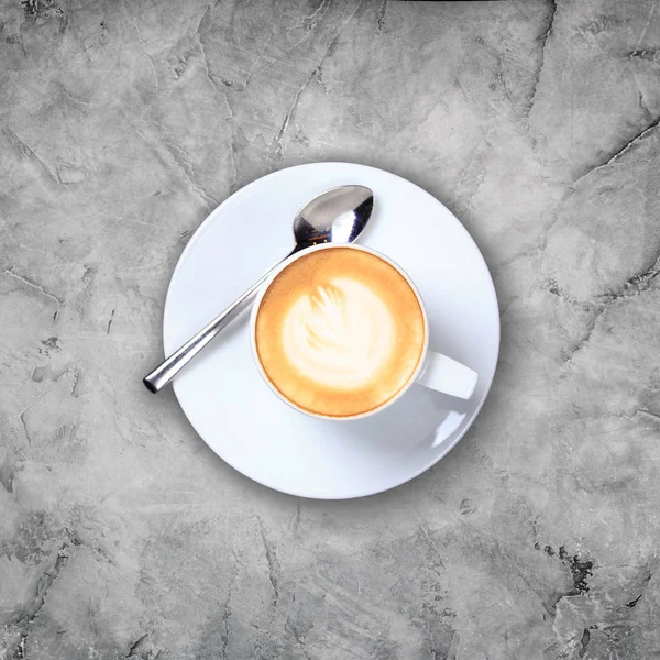 Une tasse de café avec latte art sur fond de marbre gris — Photo