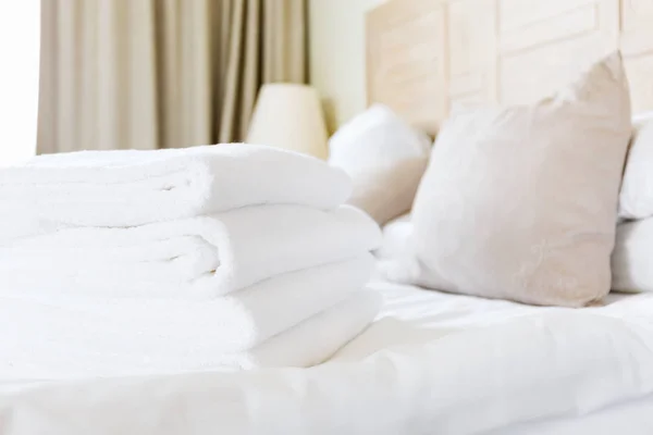 高級ホテルの部屋に新鮮な白いタオル杭。一人でいること,休暇,滞在,デジタルデトックス,旅行,休暇の概念 — ストック写真