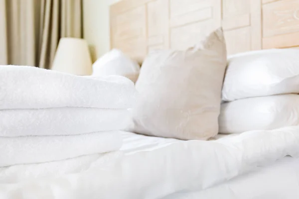 高級ホテルの部屋に新鮮な白いタオル杭。一人でいること,休暇,滞在,デジタルデトックス,旅行,休暇の概念 — ストック写真
