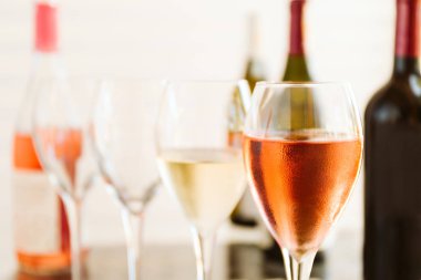 Açık hava ortamında şarap tatma seti. Özel şarap tatma konsepti