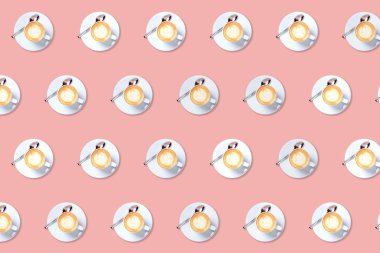 Katı pembe arka planda kahve fincanı, kusursuz tekrarlayan desen.