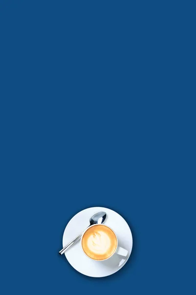 Filiżanka kawy na solidnym klasycznym tle niebieski. Koncepcja minimalistyczna — Zdjęcie stockowe