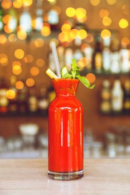 Bar standında Bloody Mary kokteyli.